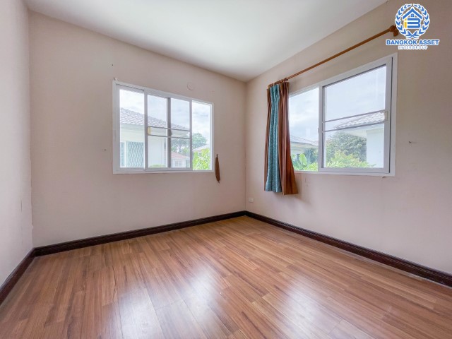 บ้านเดี่ยวมือสองย่านนครปฐม ม.พฤกษ์ลดา ปิ่นเกล้า-สาย5 เนื้อที่กว้าง 50 ตร.ว. ฟังก์ชัน 3 ห้องนอน 2 ห้องน้ำ ที่จอดรถ 2 คัน บ้านพร้อมอยู่ คุณภาพระดับแบรนด์ L&H โครงการตั้งบนทำเลเดินทางสะดวก ใกล้เซ็นทรัลศาลายา เชื่อมต่อถนนบรมราชชนนี, ถนนพุทธมณฑลสาย 5, ถนนปิ่นเกล้า-นครชัยศรี จองเลย!...